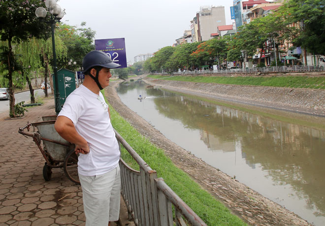 Người dân Hà Nội thư giãn câu cá trên sông Tô Lịch được làm sạch bằng công nghệ nano