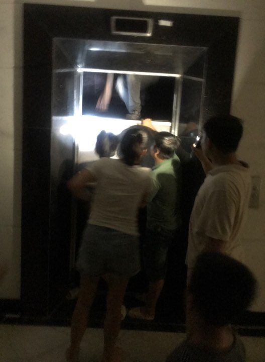 Giải cứu nhiều người mắc kẹt trong thang máy chung cư ở Hà Nội