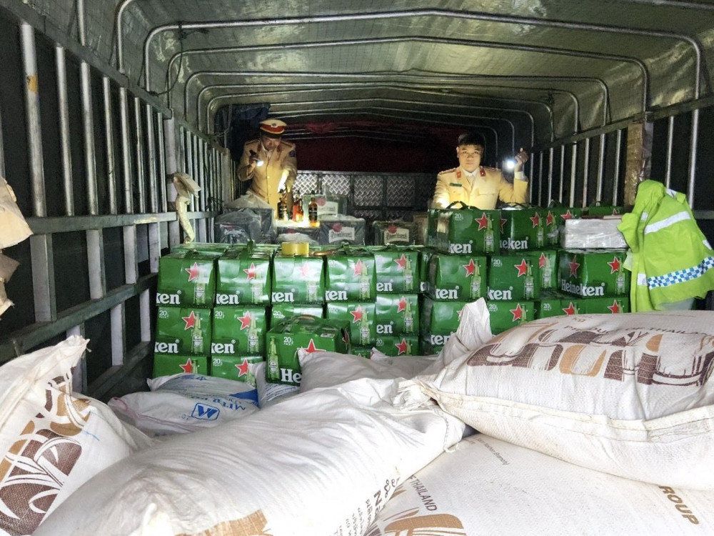 Hà Tĩnh: Phát hiện số lượng lớn hàng hoá không rõ nguồn gốc