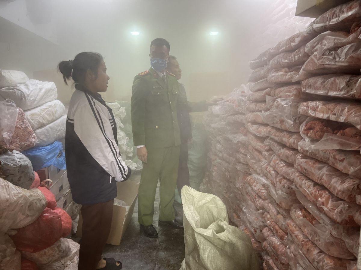 Phát hiện kho chứa số lượng lớn mỡ động vật không rõ nguồn gốc xuất xứ