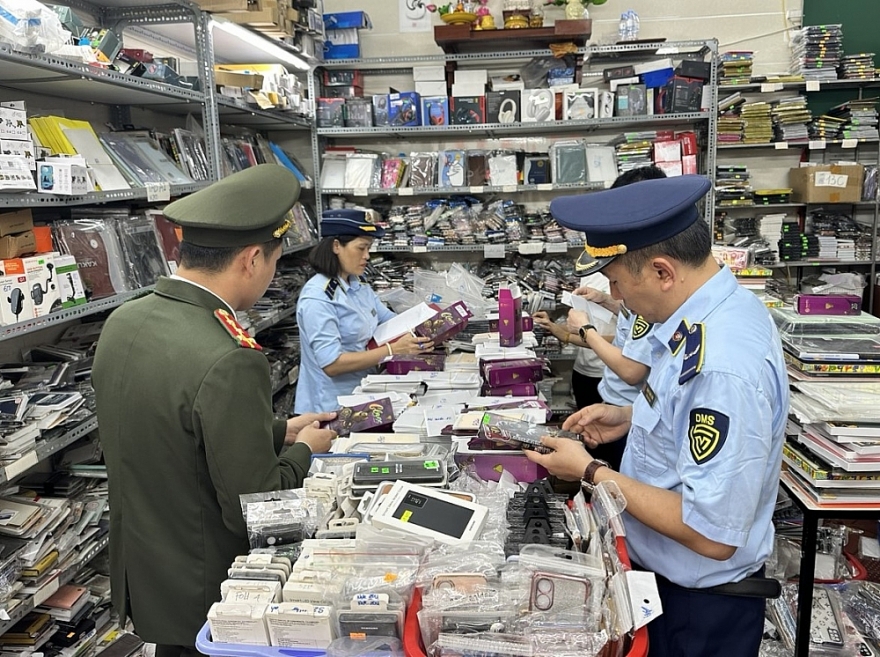 Thu giữ gần 1.600 sản phẩm linh kiện điện thoại không rõ nguồn gốc, xuất xứ tại Nghệ An